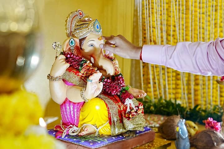 राज्यभर आज गणेशोत्सवाचा उत्साह पाहायला मिळाला. सर्वसामान्य नागरिक, कलाकार ते राजकारणी आणि सेलिब्रेटींनी आपल्या घरी गणेशाची प्रतिष्ठापणा केली.