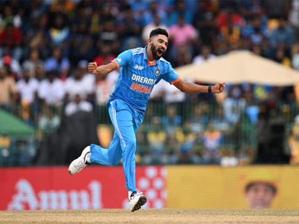 ম্যাচে নিজের ৭ ওভারের স্পেলে ২১ রানের বিনিময়ে ৬ উইকেট তুলে নিয়েছিলেন সিরাজ। মাত্র ১৬ বলে ৫ উইকেট নিয়েছিলেন সিরাজ।