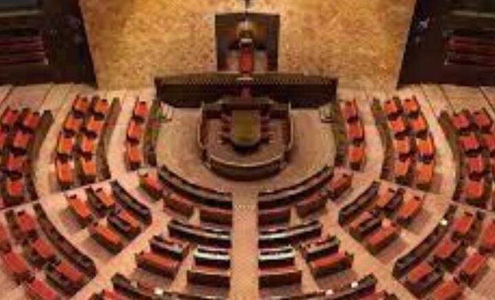 ভারতের বহুত্ববাদী ভাবনা নতুন সংসদভবনে প্রতিফলিত হয়েছে বলে জানান নরেন্দ্র মোদি। রাজ্যসভার কক্ষে দেশের জাতীয় ফুল পদ্মকে তুলে ধরা হয়েছে। নতুন সংসদভবন চত্বরে রয়েছে একটি বটগাছও, দেশের জাতীয় বৃক্ষ।রাজস্থান থেকে আনা গ্রানাইট এবং বেলেপাথরে তৈরি করা হয়েছে সংসদভবন। কাঠের যাবতীয় কাজ হয়েছে মহারাষ্ট্রে। কার্পেট বুনেছেন উত্তরপ্রদেশের শিল্পীরা।