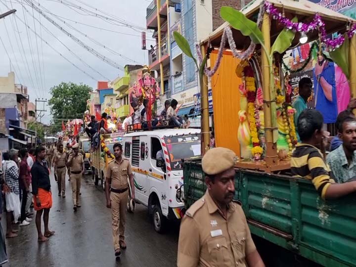 தேனி மாவட்டத்தில் அனுமதியின்றி விநாயகர் சதுர்த்தி ஊர்வலம்; தடுத்து நிறுத்திய போலீசார்