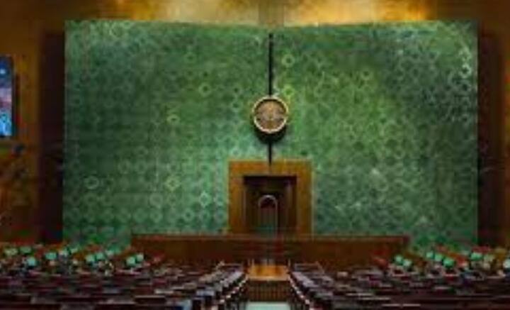 নতুন সংসদভবনের আসনসংখ্যাও বৃদ্ধি করা হয়েছে। আধুনিক সুযোগ-সুবিধার পাশাপাশি, লোকসভায় ৮৮৮ সদস্যের বসার জায়গা রয়েছে, যা আগের লোকসভার তুলনায় তিন গুণ বেশি। রাজ্যসভায় ৩৮৪ জন সাংসদ বসতে পারবেন। সংবাদমাধ্যমনের জন্য রয়েছে ৫৩০ আসন।