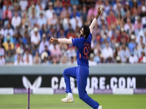 ইংল্যান্ডের বিরুদ্ধে তাঁদের দেশের মাটিতে খেলতে গিয়ে ওয়ান ডে ফর্ম্যাটে অনন্য নজির গড়েছিলেন যশপ্রীত বুমরা।