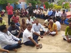 तोड़फोड़ के विरोध में प्रदर्शन, अनिश्चितकालीन हड़ताल पर बस ऑपरेटर्स, लगाई न्याय की गुहार