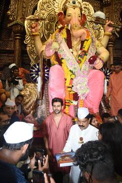 Ganesh Chaturthi 2023: Kartik Aaryan Visits Lalbaugcha Raja
