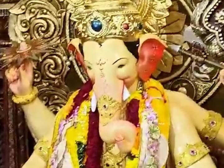 कार्तिक आर्यन दरवर्षी लालबागच्या राजाच्या दर्शनाला जात असतो.