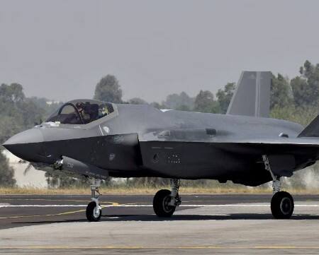 ਰਿਪੋਰਟ ਮੁਤਾਬਕ ਐਤਵਾਰ ਦੁਪਹਿਰ ਨੂੰ ਜਦੋਂ ਜਹਾਜ਼ ਉਡਾਣ ਭਰ ਰਿਹਾ ਸੀ ਤਾਂ ਅਜਿਹੀ ਖਰਾਬੀ ਆਈ ਕਿ ਪਾਇਲਟ ਨੂੰ ਬਾਹਰ ਕੱਢਣਾ ਪਿਆ। ਦਾਅਵਾ ਕੀਤਾ ਜਾ ਰਿਹਾ ਹੈ ਕਿ ਲੜਾਕੂ ਜਹਾਜ਼ ਕਿਤੇ ਡਿੱਗ ਗਿਆ ਹੈ। ਹਾਲਾਂਕਿ ਇਹ ਕਿੱਥੇ ਡਿੱਗਿਆ ਹੈ, ਇਸ ਬਾਰੇ ਕੋਈ ਜਾਣਕਾਰੀ ਨਹੀਂ। ਅਜਿਹੇ 'ਚ ਐੱਫ-35 ਲੜਾਕੂ ਜਹਾਜ਼ ਦਾ ਪਤਾ ਲਾਉਣ ਲਈ ਸਥਾਨਕ ਲੋਕਾਂ ਤੋਂ ਮਦਦ ਮੰਗੀ ਗਈ ਹੈ।