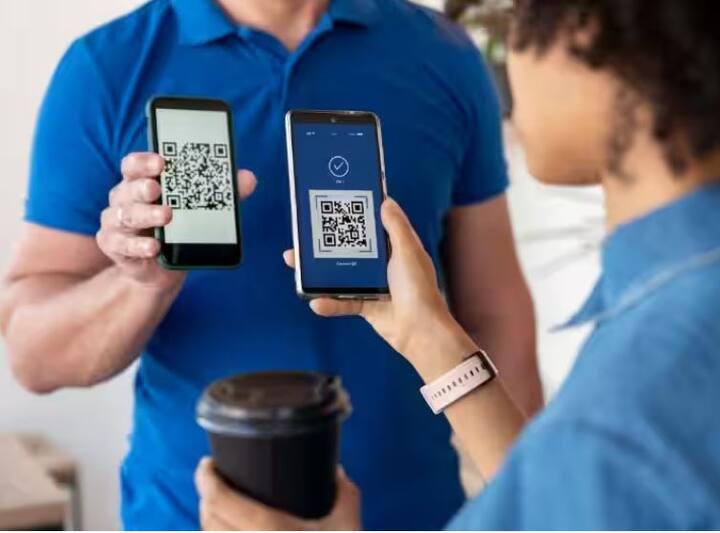 UPI ਵਿੱਚ ਲੈਣ-ਦੇਣ ਦੀ ਸੀਮਾ: UPI ਇੱਕ ਵਿਅਕਤੀ ਤੋਂ ਵਿਅਕਤੀ ਪ੍ਰਤੀ ਦਿਨ 1 ਲੱਖ ਰੁਪਏ ਤੱਕ ਦੇ ਲੈਣ-ਦੇਣ ਦੀ ਇਜਾਜ਼ਤ ਦਿੰਦਾ ਹੈ। ਕੁਝ ਵਿਅਕਤੀਗਤ-ਤੋਂ-ਵਪਾਰੀ ਲੈਣ-ਦੇਣ ਜਿਵੇਂ ਕਿ ਕ੍ਰੈਡਿਟ ਕਾਰਡ ਭੁਗਤਾਨ ਅਤੇ ਸ਼ੇਅਰ ਮਾਰਕੀਟ ਭੁਗਤਾਨਾਂ ਲਈ 2 ਲੱਖ ਰੁਪਏ ਤੱਕ ਦੇ ਭੁਗਤਾਨ ਦੀ ਆਗਿਆ ਦਿੰਦਾ ਹੈ। 24 ਘੰਟਿਆਂ ਦੌਰਾਨ 24 ਲੈਣ-ਦੇਣ ਦੀ ਇਜਾਜ਼ਤ ਹੈ।