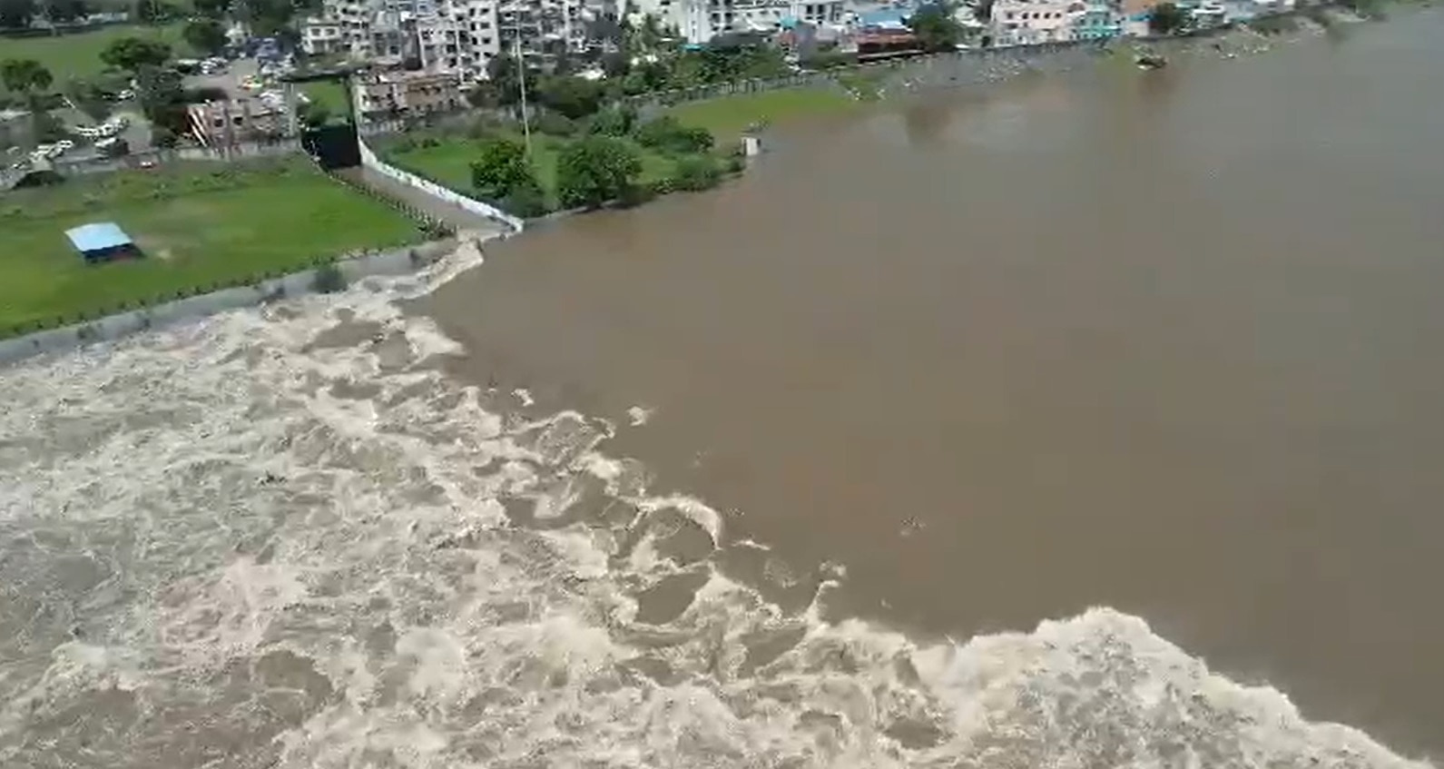 Tapi River: ઉકાઇમાંથી ધડાધડ પાણી છોડાતા તાપીએ ધારણ કર્યુ રૌદ્ર સ્વરૂપ, જુઓ બે કાંઠે થયેલી નદીની તસવીરો....