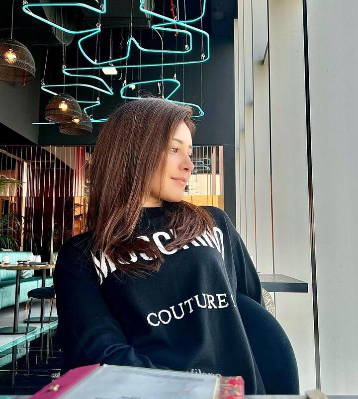 రాశి ఖన్నా తన ఫొటోలు ఇన్‌స్టాగ్రామ్‌లో షేర్ చేశారు.