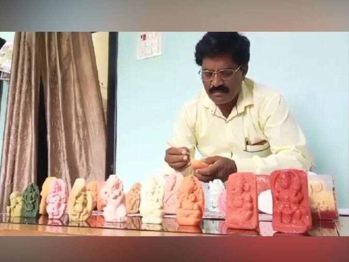 या शिक्षकाने चक्क साबणावर वेगवेगळ्या देवी देवतांच्या मुर्त्या तयार करण्याचा छंद जोपासला असून, बालाजी पेटकर असं या शिक्षकाचे नाव आहे.