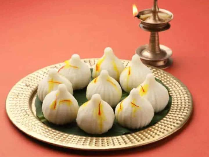 Ganesh Chaturthi 2023 Here Why You Must Eat Modak Ganesh Chaturthi 2023: बप्पा का पसंदीदा मोदक खाने से शरीर को मिलते हैं ये फायदे, जानें डाइटिशियन रुजुता दिवेकर की राय