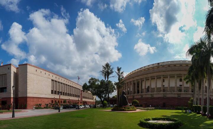 ভূমিকম্পপ্রবণ এলাকার মধ্যে পড়ে দিল্লি। নতুন সংসদভবনের নির্মাণ এমন ভাবে হয়েছে যে, তীব্র ভূমিকম্পেও তার উপর কোনও প্রভাব পড়বে না। এর পাশাপাশি সাংসদদের জন্য রয়েছে লাউঞ্জ, ডাইনিং হল এবং গ্রন্থাগার। পুরনো এবং নতুন সংসদভবনের ঠিক মাঝে ব্রোঞ্জের তৈরি, ১৬ ফুটের গাঁধীমূর্তিটি রয়েছ, যা কিনা ১৯৯৩ সালে বসানো হয়েছিল।