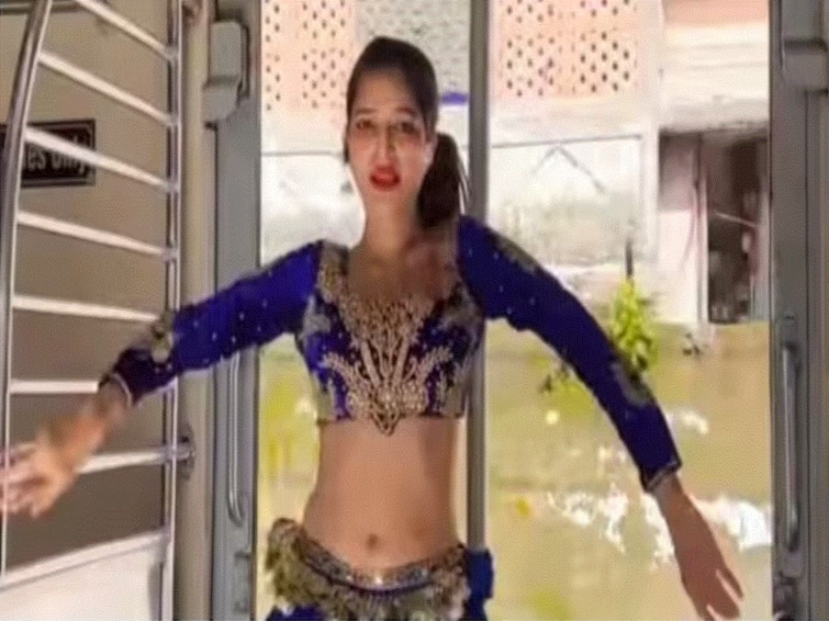Viral Video Shows Woman Flaunt Belly Dance Moves In Mumbai Local, Draws Criticism From Netizens Viral Video Shows Woman Flaunt Belly Dance Moves In Mumbai Local, Draws Criticism From Netizens