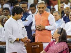 In Pics: સંસદમાં જ્યારે સોનિયા ગાંધીને મળ્યા જ્યોતિરાદિત્ય સિંધિયા, તસવીરોએ ખેંચ્યું સૌનું ધ્યાન