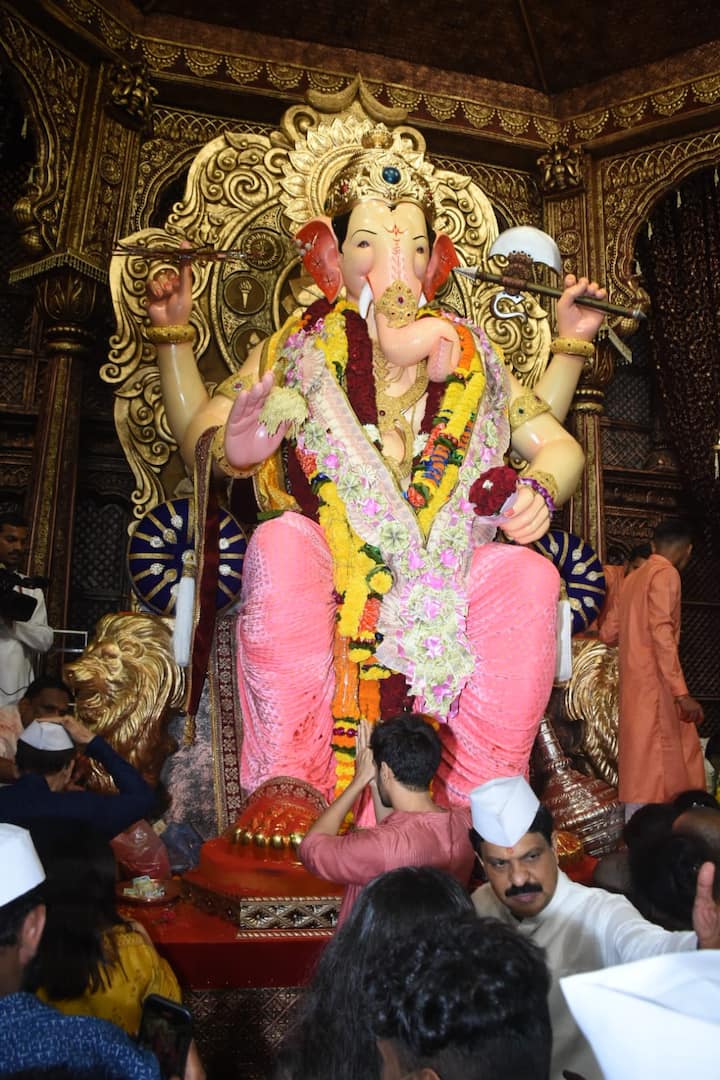 Ganesh Chaturthi 2023 Kartik Aaryan Seeks Blessings from Lalbag Ka Raja ...