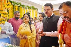 Devendra Fadanvis : देवेंद्र फडणवीसांच्या 'सागर' बंगल्यावर गणेशाचं आगमन, कुटुंबीयांसोबत केली पूजा