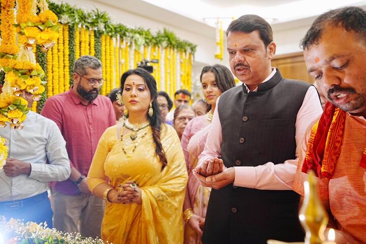 राज्याचे उपमुख्यमंत्री देवेंद्र फडणवीसांच्या सागर या निवासस्थानी विधीवत गणपतीची प्राणप्रतिष्ठा करण्यात आली.