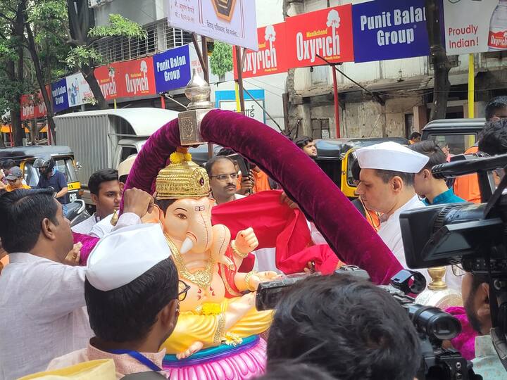 अनेक पुणेकर या मिरवणुकीत उत्साहाने सहभागी झाले आहेत.