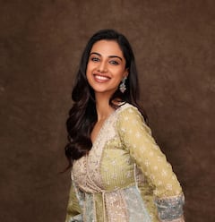 Meenakshi Chaudhary: చిరు నవ్వుతో మీనాక్షి మెస్మరైజ్