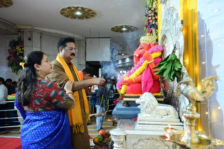 मुंबईतल्या प्रभादेवीच्या सिद्धिविनायक मंदिरात गणपती बाप्पाचं 18 स्पटेंबर 2023 रोजी आगमन झालं.