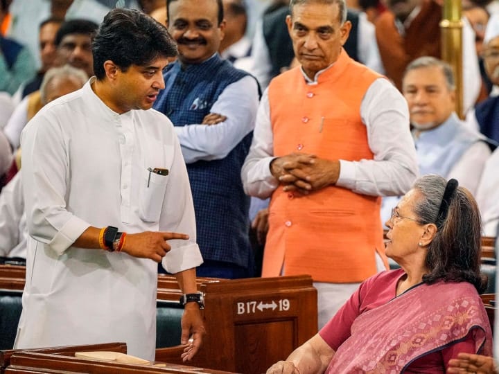 Jyotiraditya Scindia- Sonia Gandhi Pictures: ज्योतिरादित्य सिंधिया के लिए सोनिया गांधी अपनी सीट से खिसक गईं और उनको बैठने की जगह दी. इसके बाद पूरे कार्यक्रम के दौरान दोनों एक ही टेबल पर बैठे.