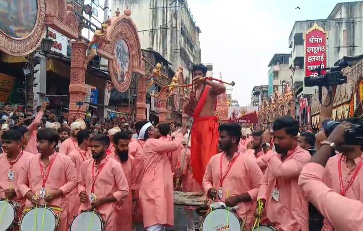 मंदिराबाहेर ढोल ताशा पथकांनी जोरदार वादनाला सुरुवात केली आहे.