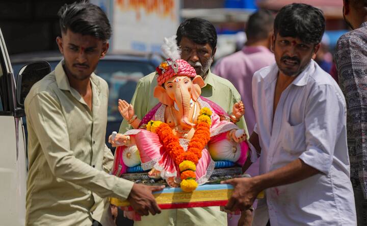 गणेश चतुर्थी का जश्न ढोल-ताशों, डांस और 'गणपति बप्पा मोरया' के जयकारों के साथ मनाया जा रहा है. इस मौके पर लाखों भक्त पूजा करने और अपनी पसंदीदा 'मोदक' के साथ जुटे. इस साल भगवान गणेश को सजावट के सामयिक विषयों पर प्रस्तुत किया गया है. जिसमें विद्या से लेकर विज्ञान और इतिहास तक शामिल हैं.