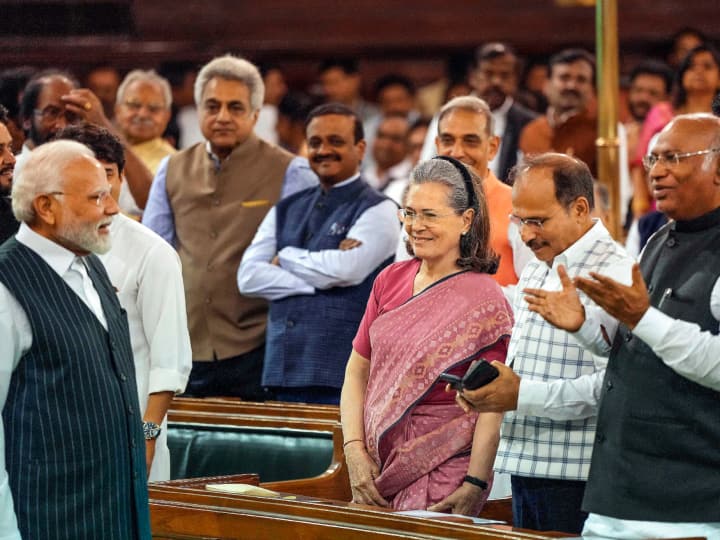 Parliament Special session Photos: संसद के विशेष सत्र में सेंट्रल हॉल में आयोजित कार्यक्रम में पीएम मोदी के पहुंचने पर नेताओं ने अभिवादन किया. इस दौरान दिलचस्प नजारा दिखा.