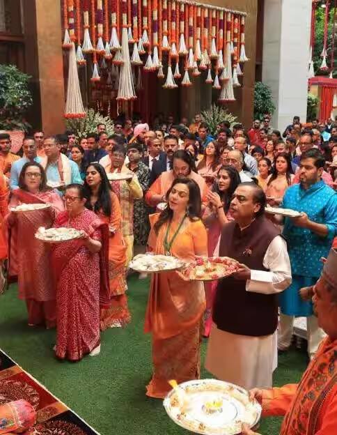 देशातील सर्वात श्रीमंत व्यक्ती मुकेश अंबानी यांच्या निवासस्थानी बाप्पाचे आगमन झाले.