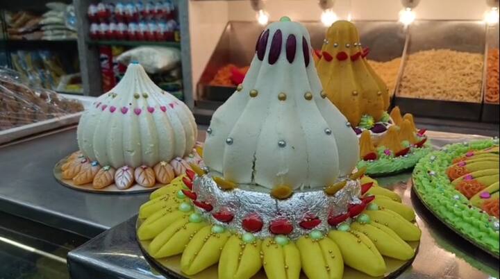 गणेशोत्सवातील नैवैद्यासाठी अनेक संस्था, मंडळे प्रसादासाठी मिठाईच्या दुकांना संपर्क साधत आहेत.