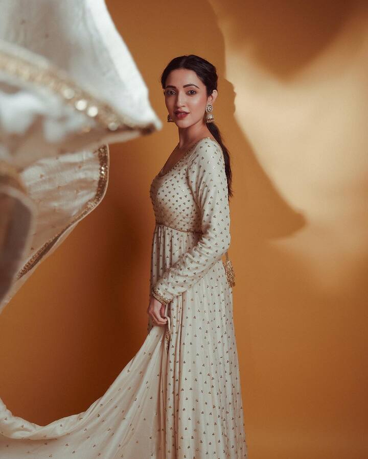 గతేడాది విడుదల అయిన ‘డీజే టిల్లు’తో నేహా శెట్టి మోస్ట్ పాపులర్ హీరోయిన్‌గా మారిపోయారు.