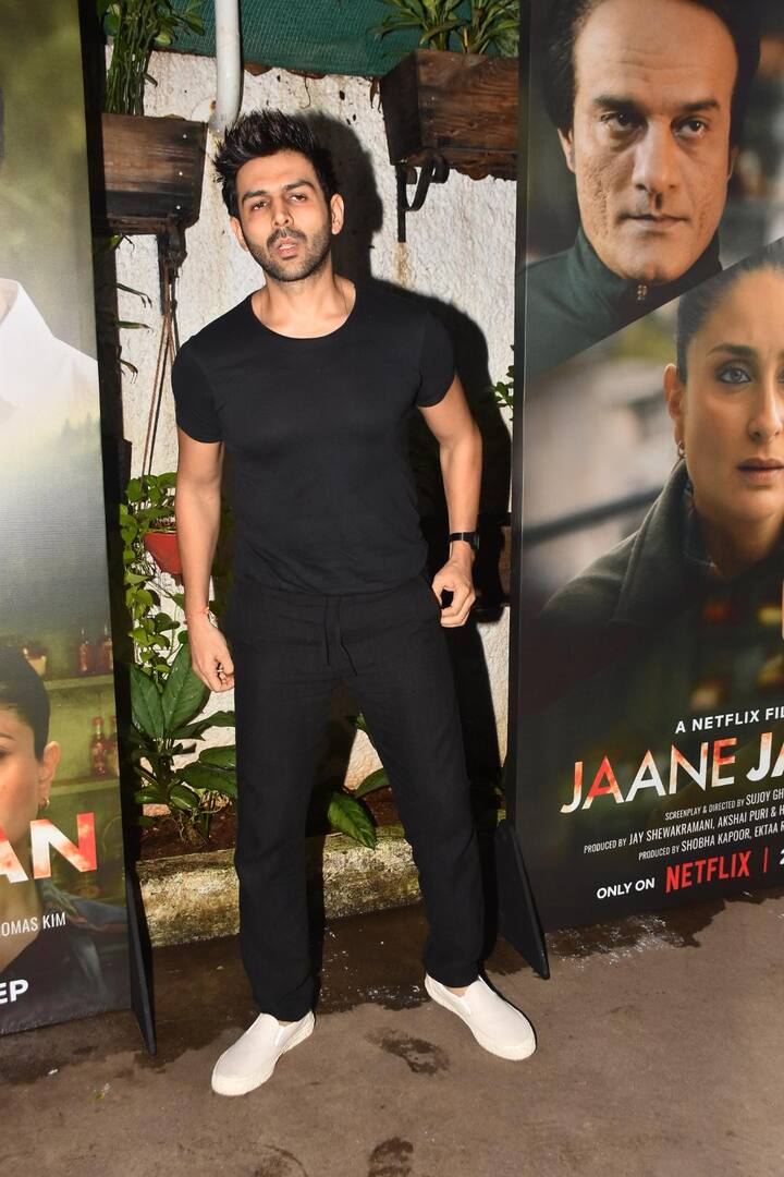 स्क्रीनिंग में कार्तिक आर्यन फुल ब्लैक लुक में पहुंचे थे.