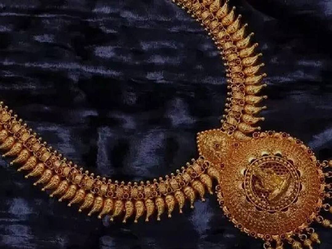 Latest Gold Silver: தொடர்ந்து உயரும் தங்கம் விலை.. அபரண தங்கம் சவரனுக்கு எவ்ளோ தெரியுமா? இன்றைய  விலை நிலவரம்..