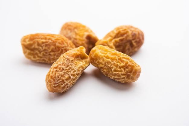 दूध और छुहारे (Chuhare Benefits) के कई फायदे होते हैं. इसके सेवन से कमजोरी दूर हो जाती है औऱ हड्डियां-मांसपेशियां मजबूत बनती हैं. आइए जानते हैं छुहारे को अपनी डाइट में क्यों सामिल करना चाहिए.