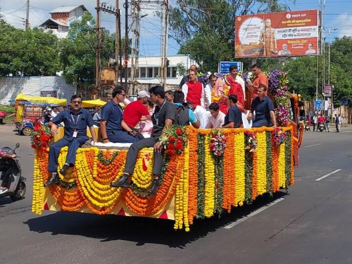 Ganesh Chaturthi celebrated in Bhopal and CM residence Shivraj Singh Chauhan brought ganesha statue ann MP News: भोपाल में गणेश चतुर्थी की धूम, सीएम आवास में भी विराजे भगवान गणेश, परिवार संग गणपति को लाने पहुंचे थे सीएम शिवराज