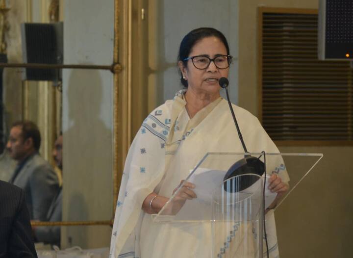 বলেন, 'মেধায় শীর্ষে বাংলা। ভারত আজ চাঁদে পৌঁছে গিয়েছে। সেই চন্দ্রযান অভিযানের ৪০ শতাংশ বিজ্ঞানীই বাংলার।'