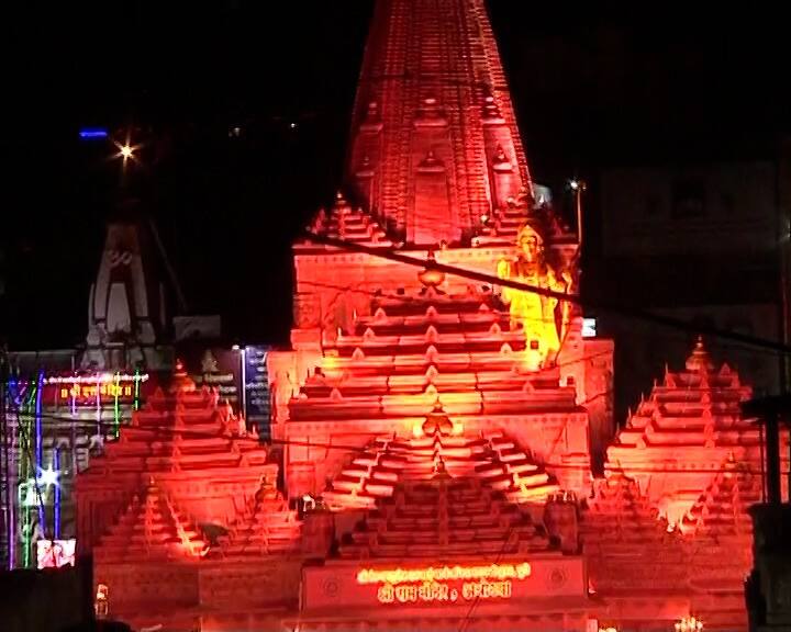 पुण्यातील श्रीमंत दगडूशेठ हलवाई गणपतीच्या सभा मंडपात अयोध्येच्या राम मंदिराची प्रतिकृती साकारण्यात आली आहे.