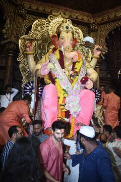 Ganesh Chaturthi 2023: Kartik Aaryan Visits Lalbaugcha Raja
