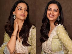 Meenakshi Chaudhary: చిరు నవ్వుతో మీనాక్షి మెస్మరైజ్