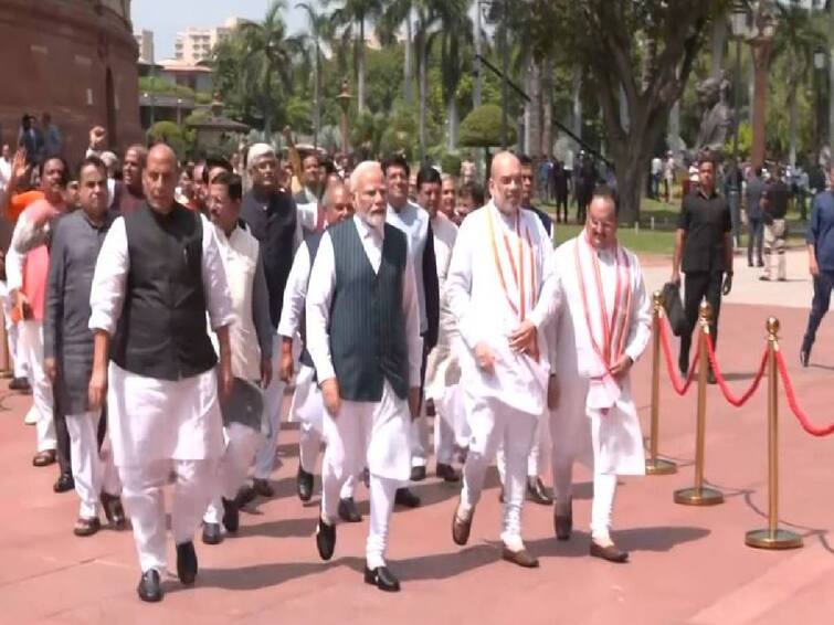 Members of Parliament move from the Old Parliament building to the New Parliament Building parliment special session Parliment Special Session: முடிந்தது சகாப்தம்.. தொடங்கியது புதிய அத்யாயம்.. புதிய நாடாளுமன்ற வளாகத்தில் கூட்டத்தொடர்..