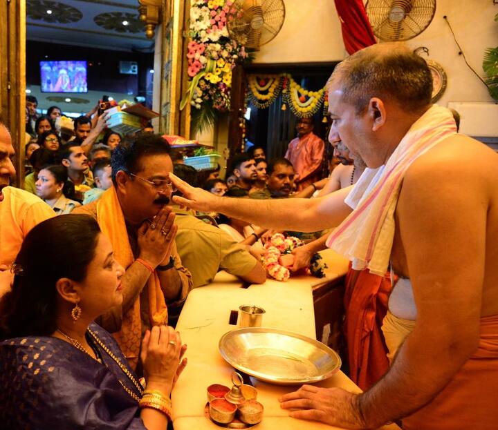 आदेश बांदेकर यांनी पत्नी सुचित्रासह सिद्धिविनायकाचं दर्शन घेतलं आहे.