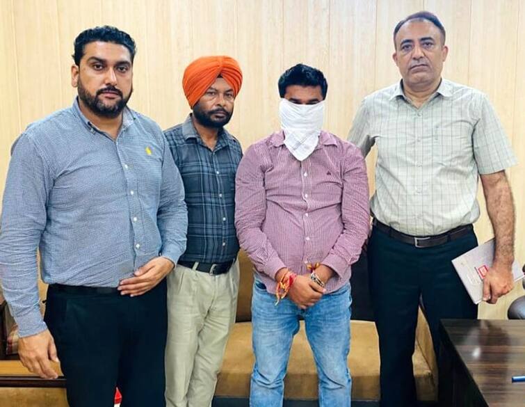 Vigilance caught Nabha Municipal Council  JE  red-handed taking bribe of Rs 50,000 Patiala News:  50,000 ਰੁਪਏ ਦੀ ਰਿਸ਼ਵਤ ਲੈਂਦਾ ਨਾਭਾ ਨਗਰ ਕੌਂਸਲ ਦਾ ਜੇਈ ਵਿਜੀਲੈਂਸ ਵੱਲੋਂ ਰੰਗੇ ਹੱਥੀਂ ਕਾਬੂ