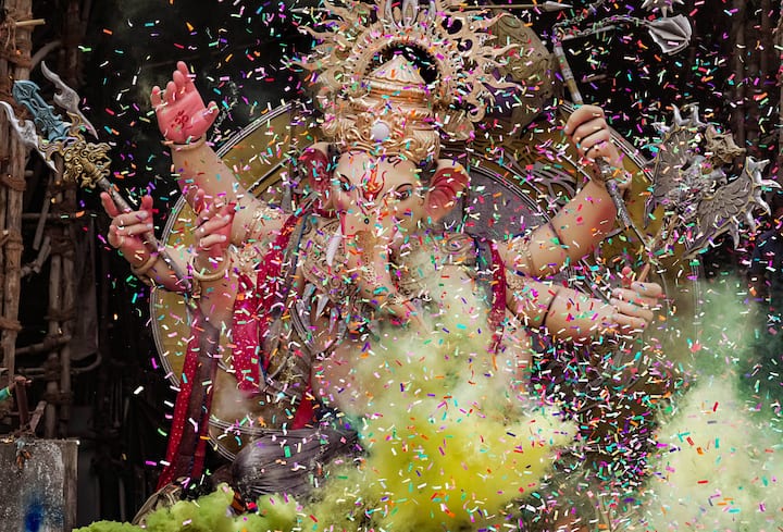 चंद्रयान-3 लैंडिंग और भगवान राम मंदिर की पूर्ति के लिए दो विशेष धन्यवाद 'हवन', और 350 करोड़ रुपये का एक विशेष समग्र बीमा कवर भी है. इन हेडर मार्कीज़ के अलावा, अन्य प्रमुख भीड़-खींचने वालों में तेजुकाया मंडल, जीएसबी सार्वजनिक गणेशोत्सव समिति वडाला, श्री बालगोपाल गणेशोत्सव मंडल मरीन लाइन्स, सार्वजनिक गणेशोत्सव मंडल किला, अंधेरी में अंधेरीचा राजा, खेतवाड़ी 11 और 12 लेन और चेंबूर में सह्याद्री मंडल हैं.