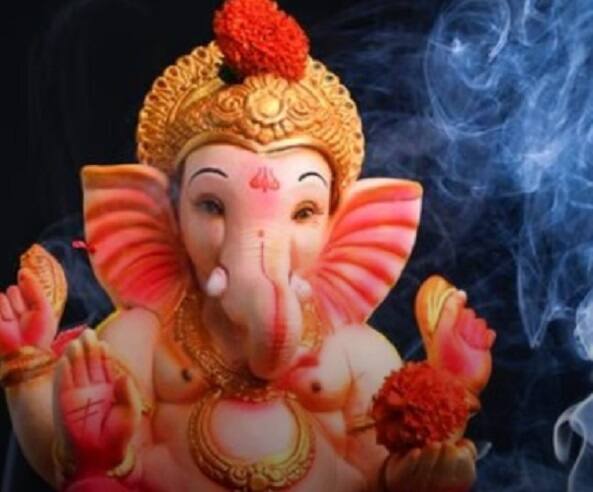 ગણેશ ઉત્સવ દરમિયાન માંસ અને દારૂનું સેવન ન કરો. તામસિક ભોજનથી પણ દૂર રહેવું જોઈએ. ગણેશ ચતુર્થીના રોજ વ્રત રાખનારાઓએ બ્રહ્મચર્યનું પાલન કરવું જોઈએ. શરીરની સાથે મનની પણ શુદ્ધતા રાખો, કોઈની સાથે દુર્વ્યવહાર ન કરો કે કોઈની સાથે વાદ-વિવાદ ન કરો.