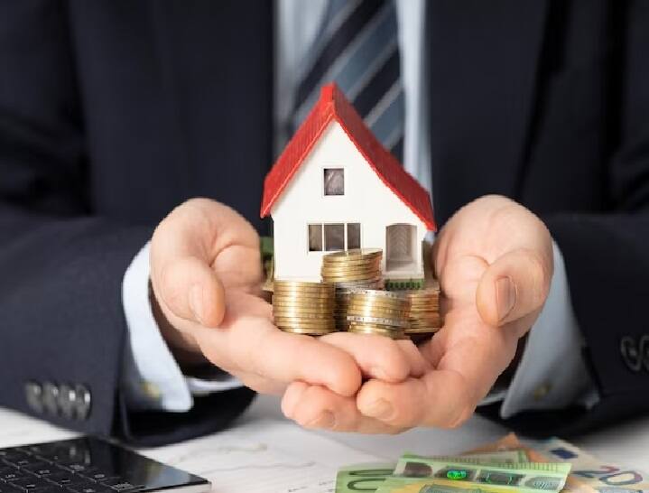 Home Loan Interest Rate: भारत में ज्यादातर बैंक EBLR (External Benchmark Lending Rate) की दर से होम लोन पर ब्याज दर तय करते हैं. हम आपको देश के टॉप 5 बैंकों की होम लोन ऑफर्स के बारे में बता रहे हैं.