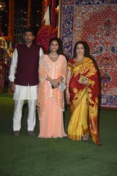 Ganesh Chaturthi 2023: अंबानी के घर गणपति बप्पा के दर्शन करने पहुंचीं Hema Malini, साड़ी में कमाल की लगीं ड्रीम गर्ल, देखें तस्वीरें