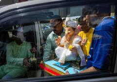 In Pics: मुंबई में 'गणपति बप्पा मोरया' के जयकारों के बीच गणेश चतुर्थी शुरू, सामने आई ऐसी तस्वीरें