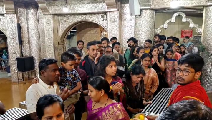 दगडूशेठ मंदिरात नागरिकांच्या रांगा बघायला मिळत आहे.