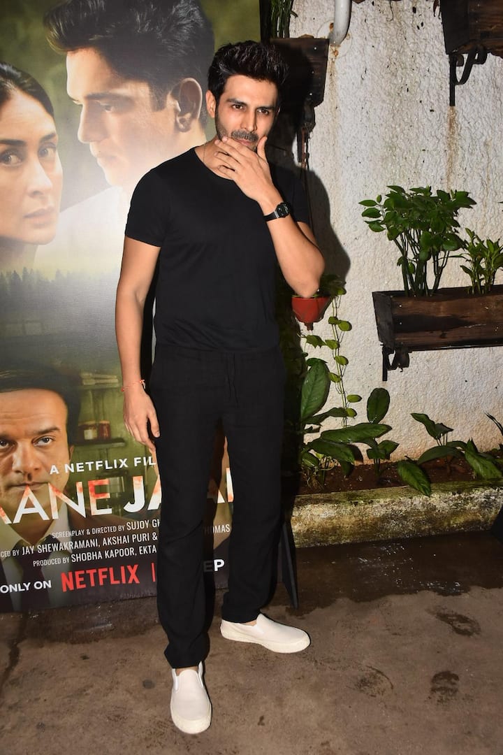 Kartik Aaryan, who was last seen in 'Satyaprem Ki Katha', also arrived for the screening in a black tee and pants paired with white sneakers.