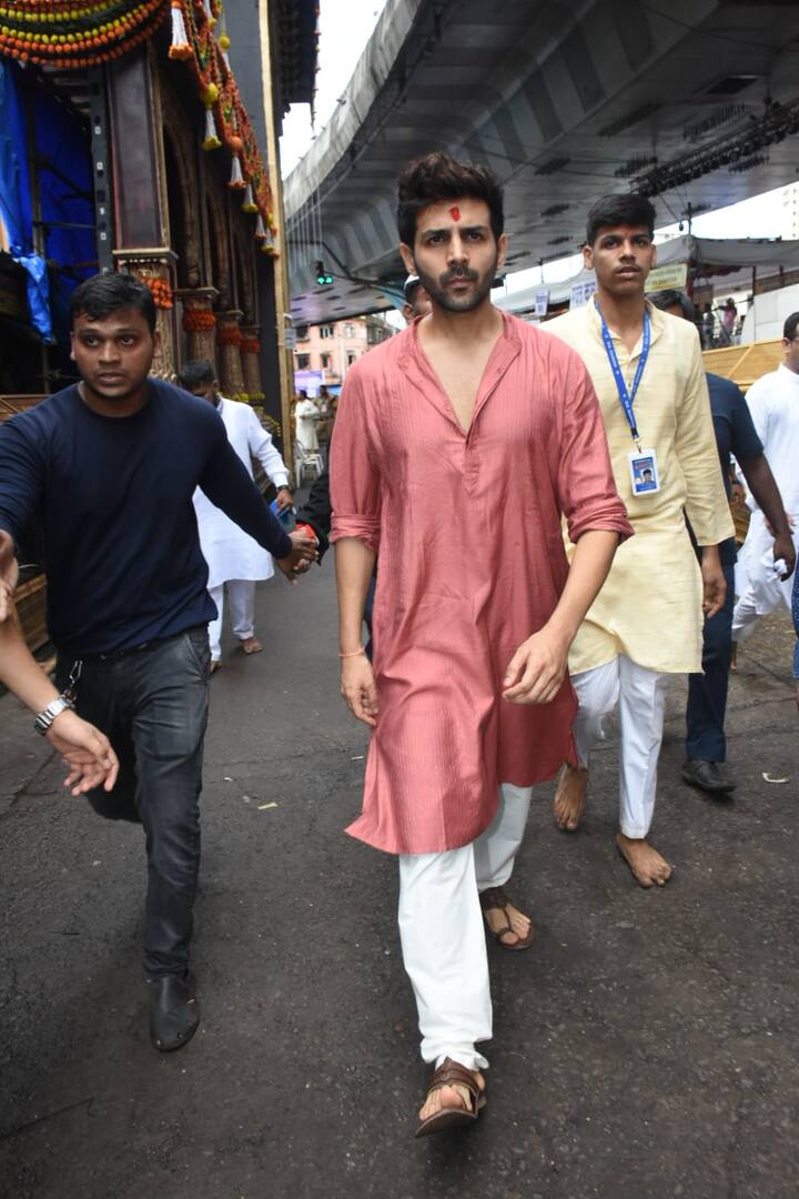 'Chandu Champion' went on floors with its mahurat shot in London in the presence of Sajid & Warda Nadiadwala along with Kabir Khan and Kartik present at the location with, a special guest of honour Minister of Culture, Media and Sports of the UK, Stuart Andrew. (All images: Manav Manglani)